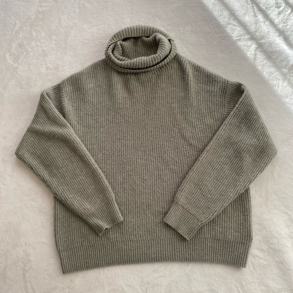 H&M Soft Knit Turtleneck Sage Green Sweater Size Large Preppy Casual Layering
